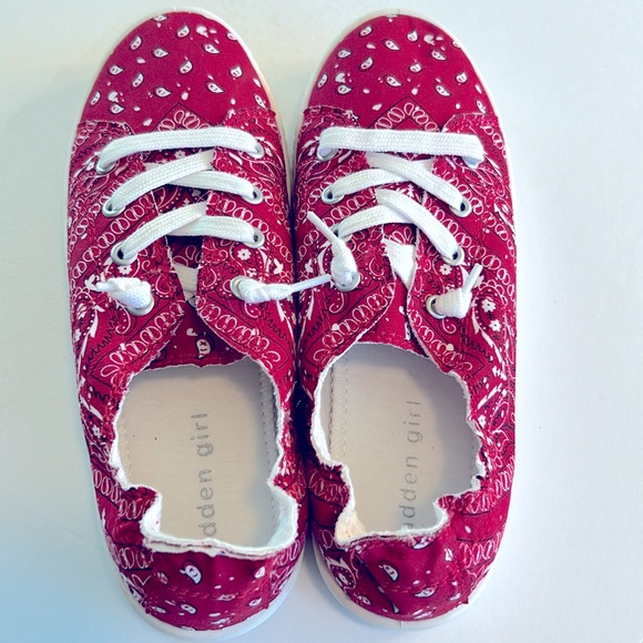 Madden Girl Marisa Red Bandana Print Canvas Scrunch-back Sneakers Sz 7.5 NEW - Picture 7 of 12